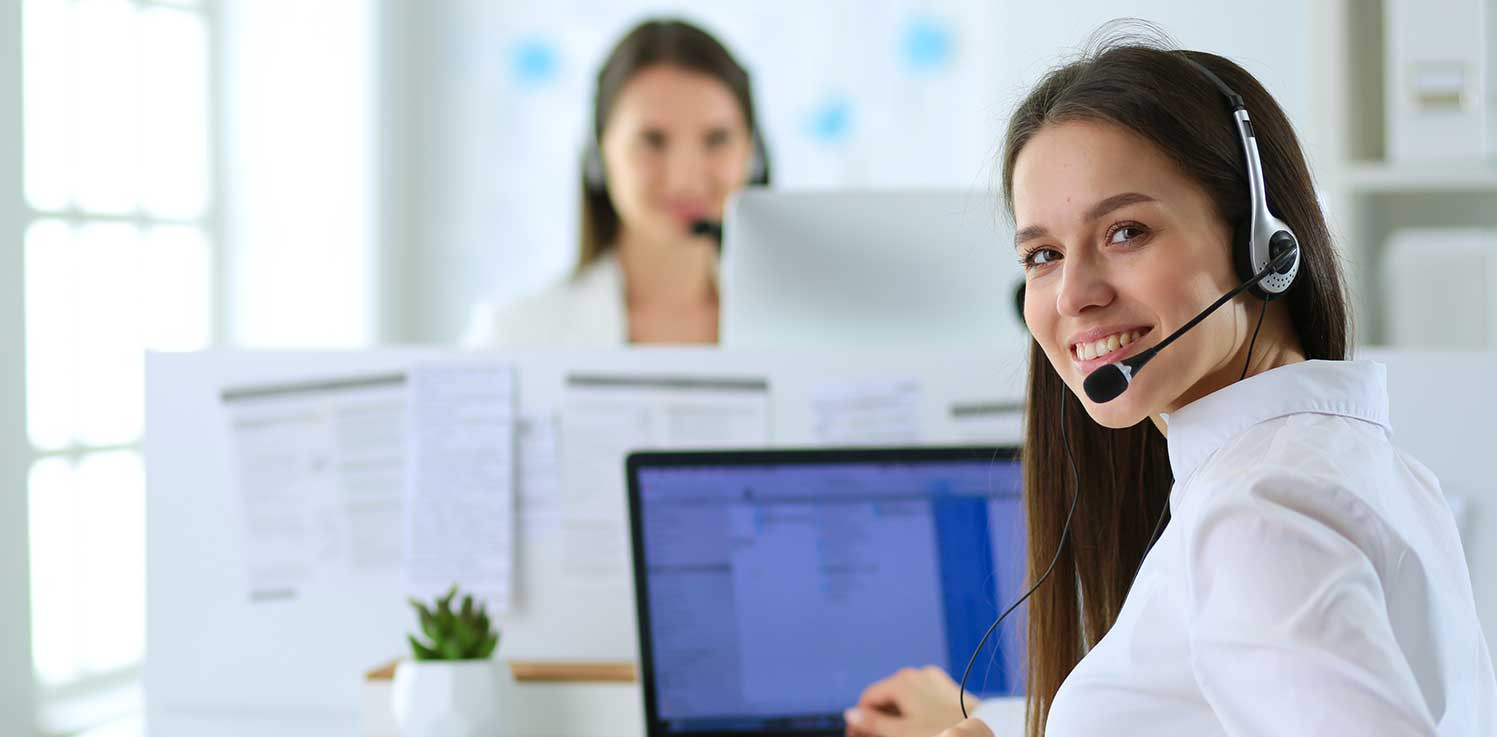 Call-Service Mitarbeiterin vor einem Laptop